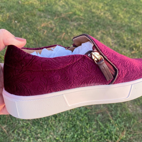 Volatile Women's NWT Burgundy Velvet Slip On Loafers - Size 7 - Picture 15 of 16